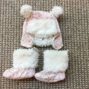 Pottery Barn Kids 3-6M Sherpa hat/bootie set